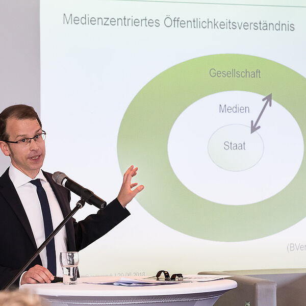 Journalistik-Professor Dr. Tobias Gostomzyk bei der diesjährigen LfM-Medienversammlung in Düsseldorf. Foto: Uwe Völkner/FOX