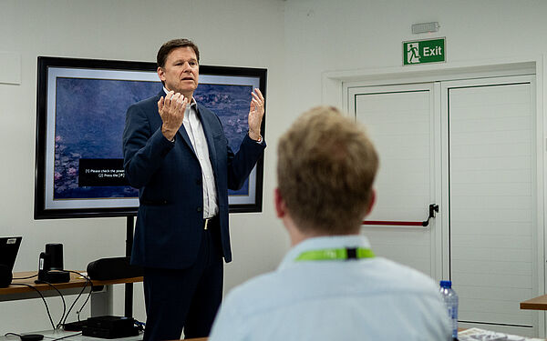 Der Sonderbeauftragte der UN in Zypern, Colin Stewart, im Gespräch mit der Dortmunder Delegation