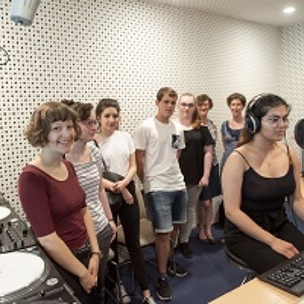 Judith Weber (2. v. r.), wissenschaftliche Mitarbeiterin am Institut für Journalistik, brachte den Teilnehmerinnen und Teilnehmern den Studiengang nahe und erklärte, was zum Studieren dazugehört. Foto: Felix Schmale/ TU Dortmund