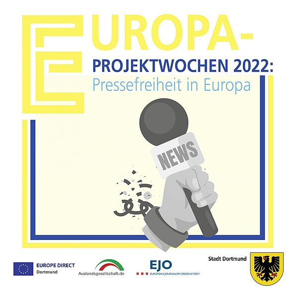 Das Bild zeigt den Flyer der Europa-Projektwochen, auf dem eine Hand ein Mikrofon hält. Die Hand hat sich aus einer Handschelle befreit. 