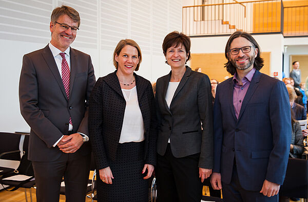 IJ-Geschäftsführer Prof. Dr. Henrik Müller, Prof. Dr. Wiebke Möhring, TU-Prorektorin Prof. Dr. Gabriele Sadowski und Prof. Dr. Gerold Sedlmayr, Dekan Fakultät Kulturwissenschaften (v.l.). Foto: Judith Wiesrecker