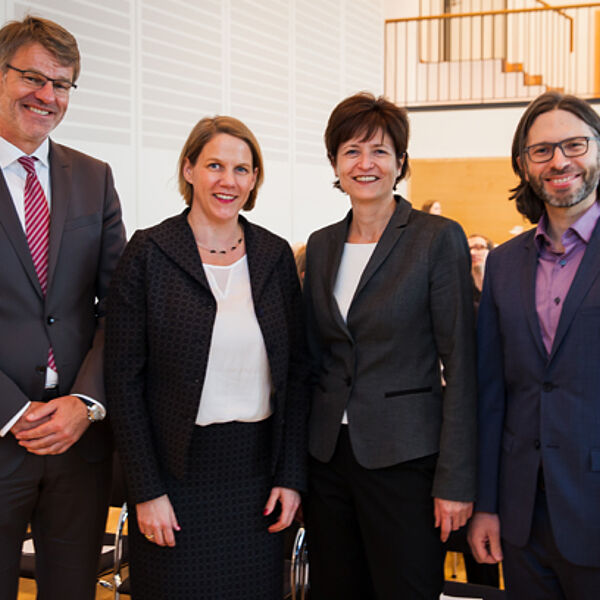 IJ-Geschäftsführer Prof. Dr. Henrik Müller, Prof. Dr. Wiebke Möhring, TU-Prorektorin Prof. Dr. Gabriele Sadowski und Prof. Dr. Gerold Sedlmayr, Dekan Fakultät Kulturwissenschaften (v.l.). Foto: Judith Wiesrecker