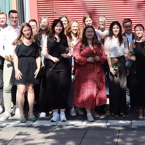 Gruppenfoto der Absolvent:innen vor dem IBZ