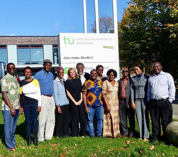 Die afrikanischen Teilnehmerinnen und Teilnehmer der EJTA-Konferenz mit Professorin Susanne Fengler, Leiterin des Erich-Brost-Instituts. 