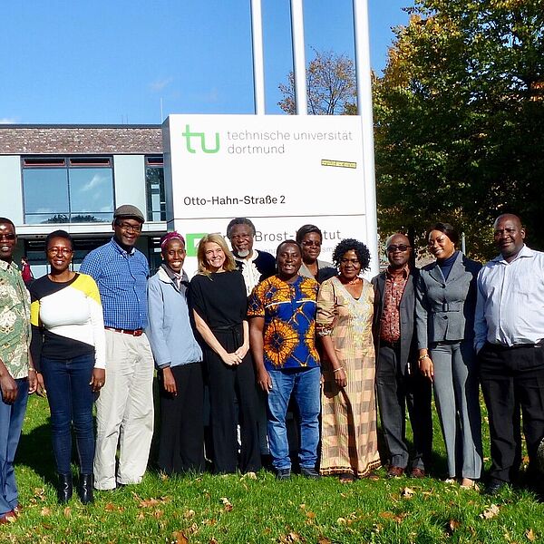 Die afrikanischen Teilnehmerinnen und Teilnehmer der EJTA-Konferenz mit Professorin Susanne Fengler, Leiterin des Erich-Brost-Instituts. 
