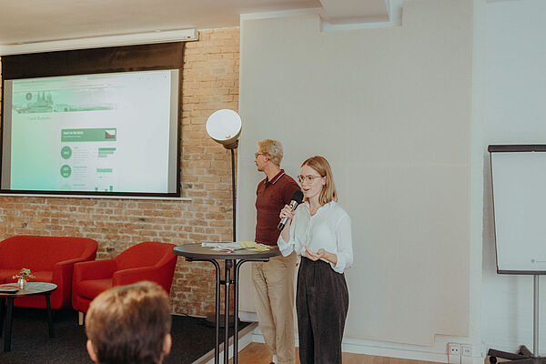 Die IJ-Studierenden Charlotte Groß-Hohnacker und Bjarne Overkott präsentieren ihr Projekt