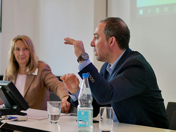 Professorin Barbara Thomaß von der Ruhr-Universität Bochum und Roberto Suárez Candel von der Europäischen Rundfunkunion hielten die Keynotes.  