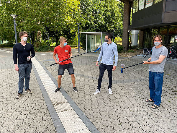 Teilnehmende der Radio-Einührungswoche. Bei Interviews und Umfragen sorgen sogenannte Angeln für den nötigen Abstand