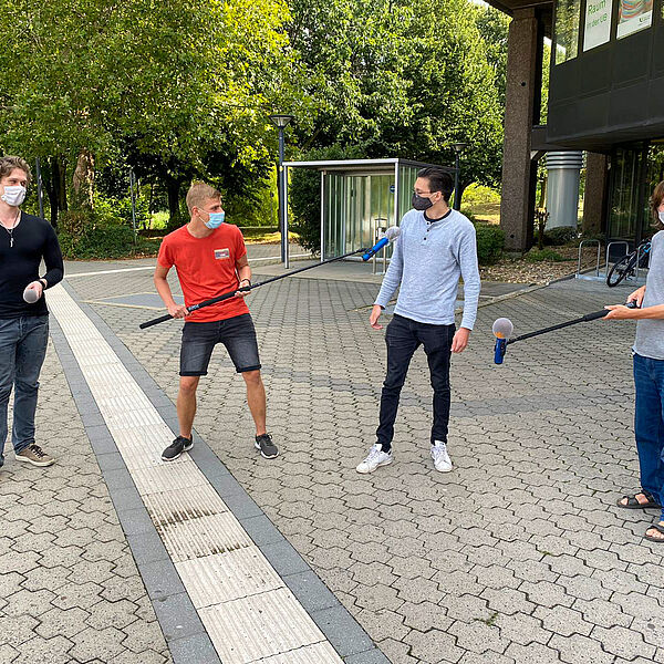 Teilnehmende der Radio-Einührungswoche. Bei Interviews und Umfragen sorgen sogenannte Angeln für den nötigen Abstand