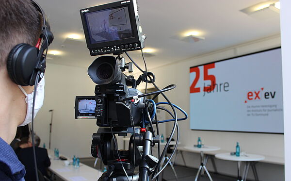 Ein Kameramann filmt die Veranstaltung.