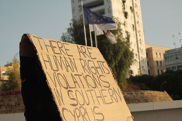 Das Foto zeigt ein Protestschild von Asylbewerbern in Nikosia