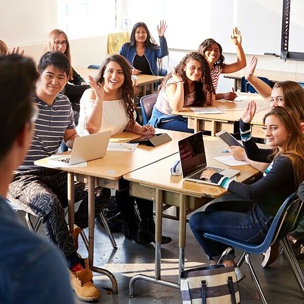 Schülerinnen und Schüler, die sich im Unterricht melden