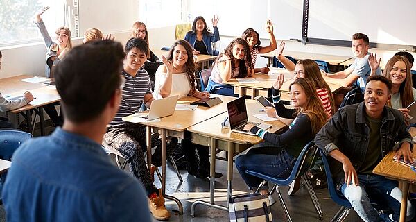 Schülerinnen und Schüler, die sich im Unterricht melden