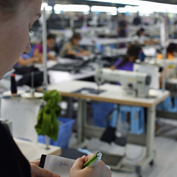 Die Dortmunder Studenten besuchten die Kleiderfabrik eines deutschen Unternehmens in Myanmar. Foto: Caroline Lindekamp