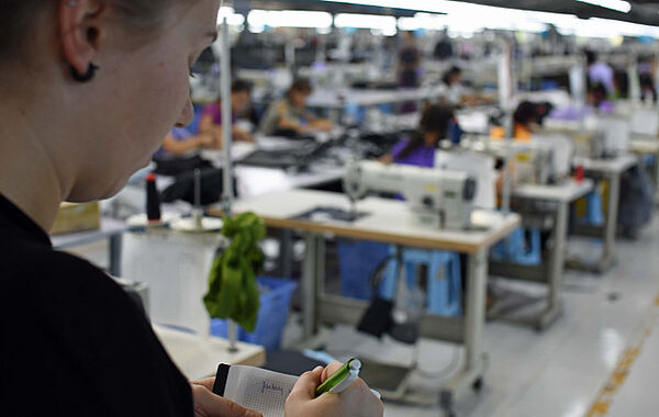 Die Dortmunder Studenten besuchten die Kleiderfabrik eines deutschen Unternehmens in Myanmar. Foto: Caroline Lindekamp