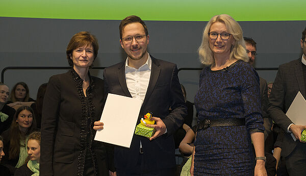 Professorin Gabriele Sadowski, Prorektorin Forschung, und Professorin Insa Melle, Prorektorin Studium, gratulierten dem Preisträger Gerret von Nordheim zum Dissertationspreis. 