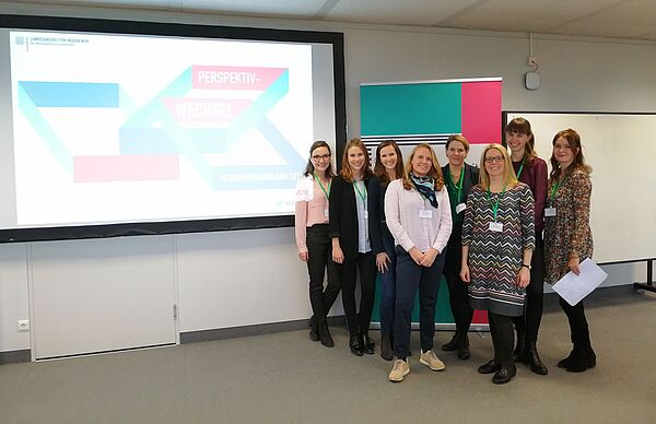 Die Masterstudentinnen Carla Sommer, Susanne Hoffmann, Franziska Weil, Meike Sartorius, Sarah Müller, Svenja Kloos und Laura Baer präsentierten die Ergebnisse ihrer Studien zum Thema Content Marketing, die sie im Seminar von Professorin Wiebke Möhring durchgeführt hatten.