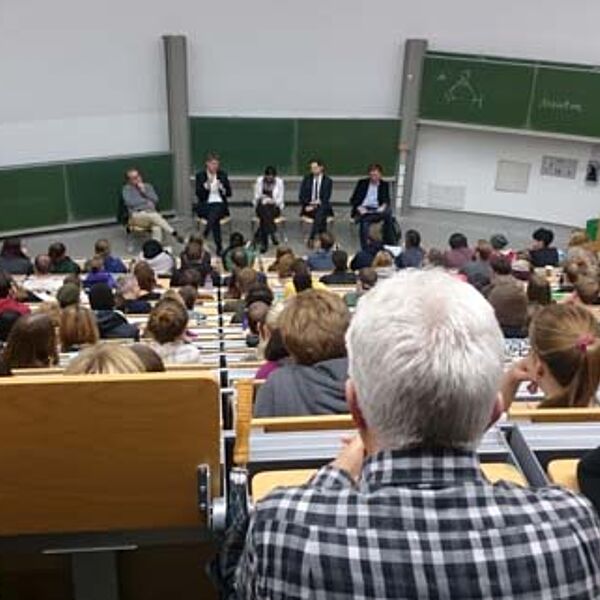 Viele Studierende und TU-Mitarbeiter interessierten sich für die Meinung der Experten zur US-Wahl. Foto: Sandra Schaftner