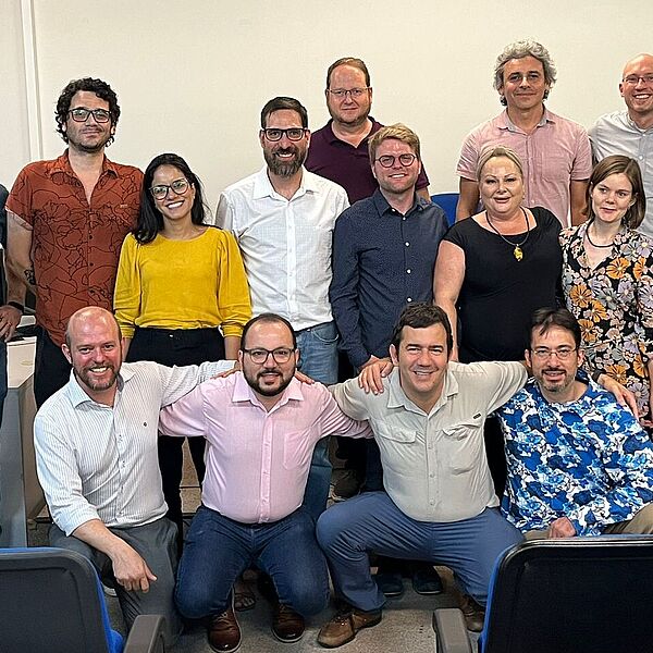 Das EBI-Team gemeinsam mit brasilianischen Forschenden bei einem Kolloquium in São Paulo.