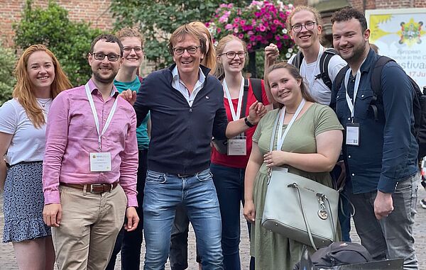 Das Foto zeigt Wissenschaftsjournalismus-Studierende, Prof. Holger Wormer und Mitarbeiter Paul Klammer auf der ESOF-Konferenz