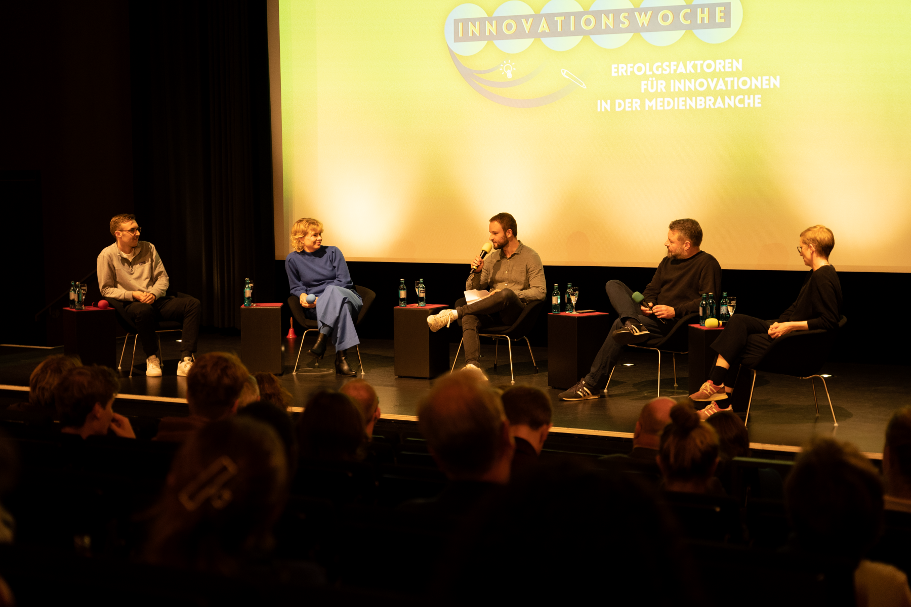 Teilnehmende der Paneldiskussion, moderiert von IJ-Mitarbeiter Lukas Erbrich